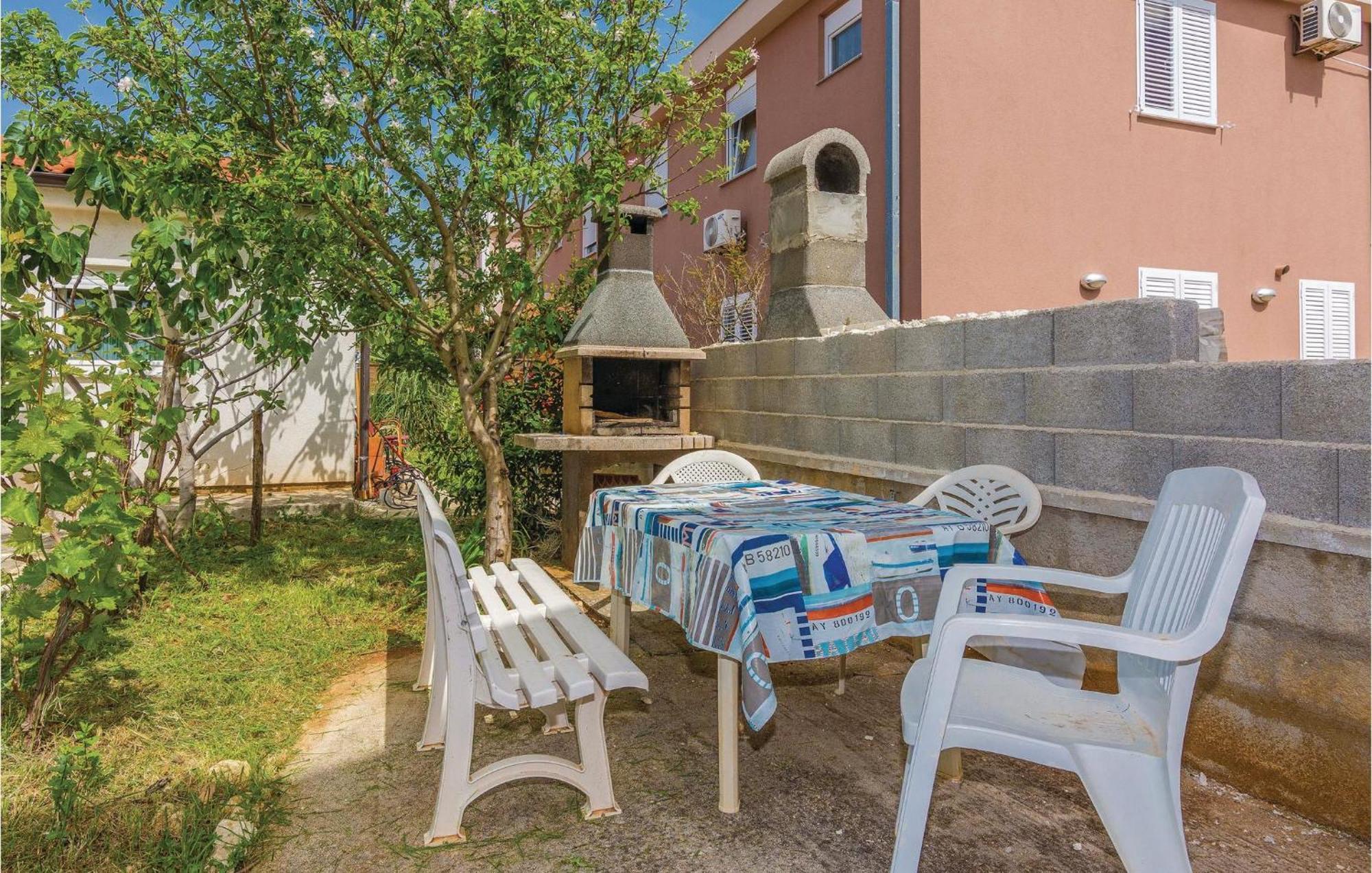 Lovely Apartment In Vir With Kitchen Eksteriør bilde